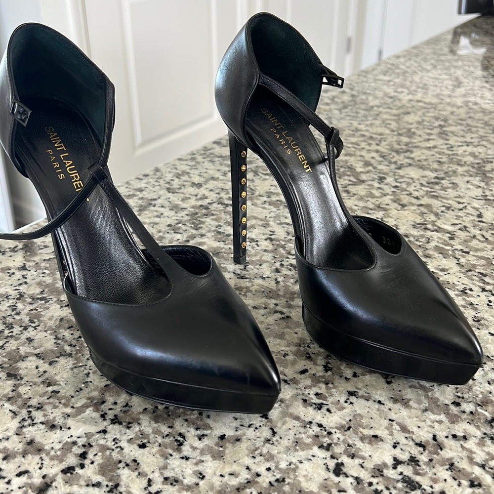 Almost new Saint Laurent Paris  in black with gold detail in the heel